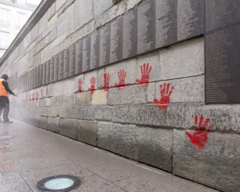 Guerre Israël-Hamas : La piste de l’ingérence russe pour les « mains rouges » taguées sur le mémorial de la Shoah à Paris