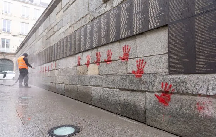 Guerre Israël-Hamas : La piste de l’ingérence russe pour les « mains rouges » taguées sur le mémorial de la Shoah à Paris