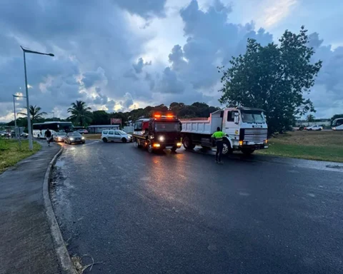 Mobilisation contre la vie chère en Martinique : les transporteurs routiers paralysent les principaux axes de circulation