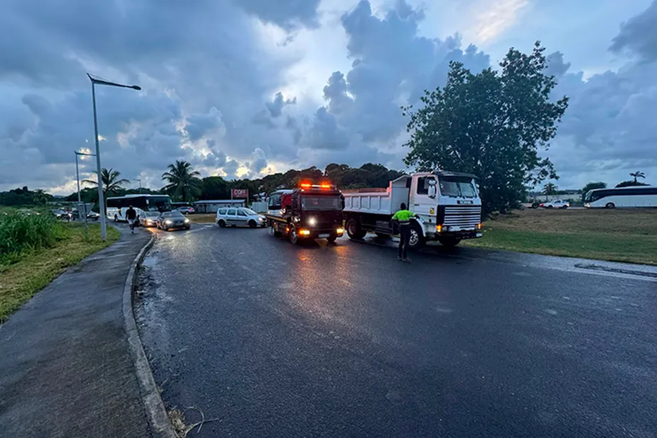 Mobilisation contre la vie chère en Martinique : les transporteurs routiers paralysent les principaux axes de circulation