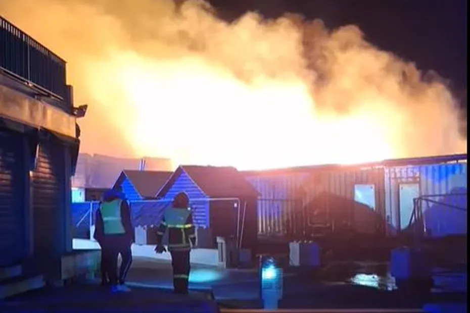 Flammes impressionnantes, chalets détruits, bouteilles de gaz qui explosent... ce que l'on sait de l'incendie spectaculaire du marché de Noël du Barcarès