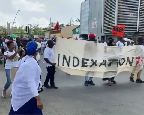 Plus de 1.200 enseignants manifestent, en marge de la visite à Mayotte de la ministre de l'Éducation Élisabeth Borne