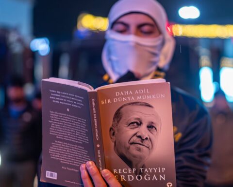 "Nous, on fait confiance à l'État et aux juges" : dans le fief d'Erdogan à Istanbul, ces partisans soutiennent de "tout cœur" le président