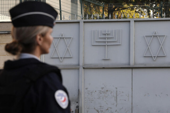 Agression du rabbin d'Orléans : la protection des lieux de culte juifs va être renforcée
