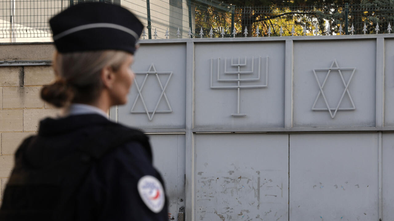 Agression du rabbin d'Orléans : la protection des lieux de culte juifs va être renforcée