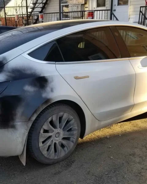 Assurer une Tesla pourrait coûter plus cher si les actes de vandalisme continuent