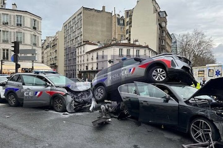 Carambolage en plein Paris : les impressionnantes images de la collision entre un automobiliste en fuite et trois voitures de policier