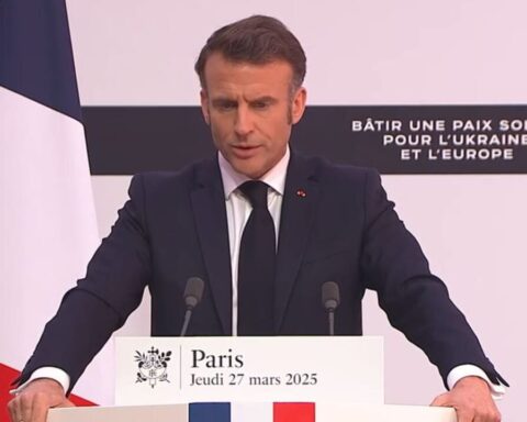 Macron e il vertice dei volenterosi: "La Russia finge di negoziare". E annuncia una missione in Ucraina