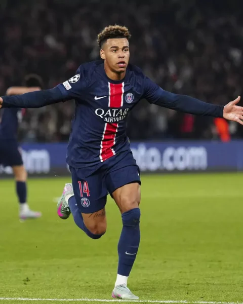 "C'est la meilleure équipe que j'ai vue" : avant le quart retour de Ligue des champions, les fans d'Aston Villa sous le charme du PSG