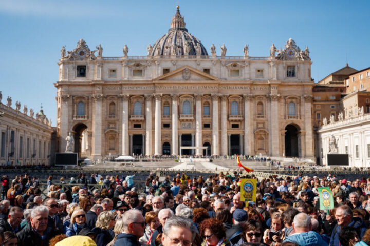 À Rome, plus de 20 000 personnes saluent la dépouille du pape François dans "une atmosphère de recueillement très calme"