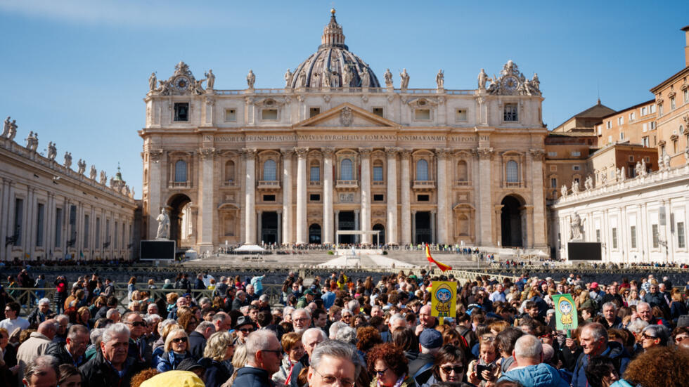 À Rome, plus de 20 000 personnes saluent la dépouille du pape François dans "une atmosphère de recueillement très calme"