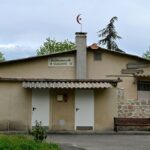Agression filmée, suspect en fuite, piste d'un crime raciste et islamophobe... Ce que l'on sait après l'assassinat d'un fidèle, tué à coups de couteau dans une mosquée du Gard