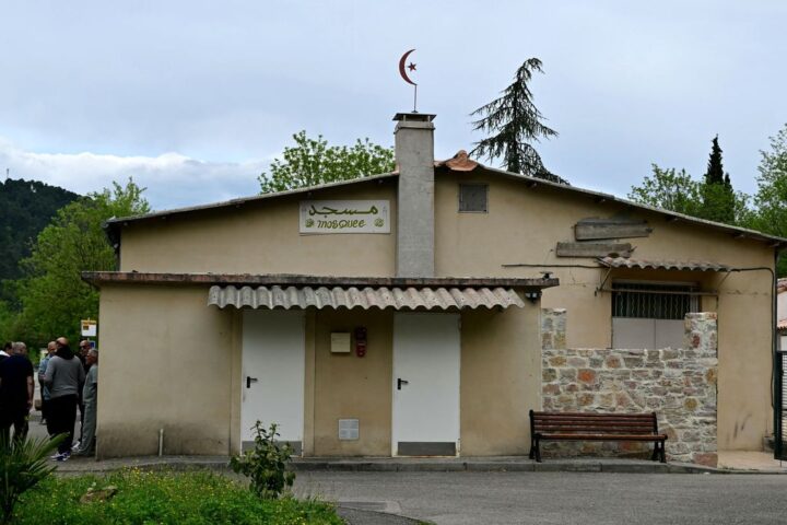 Agression filmée, suspect en fuite, piste d'un crime raciste et islamophobe... Ce que l'on sait après l'assassinat d'un fidèle, tué à coups de couteau dans une mosquée du Gard
