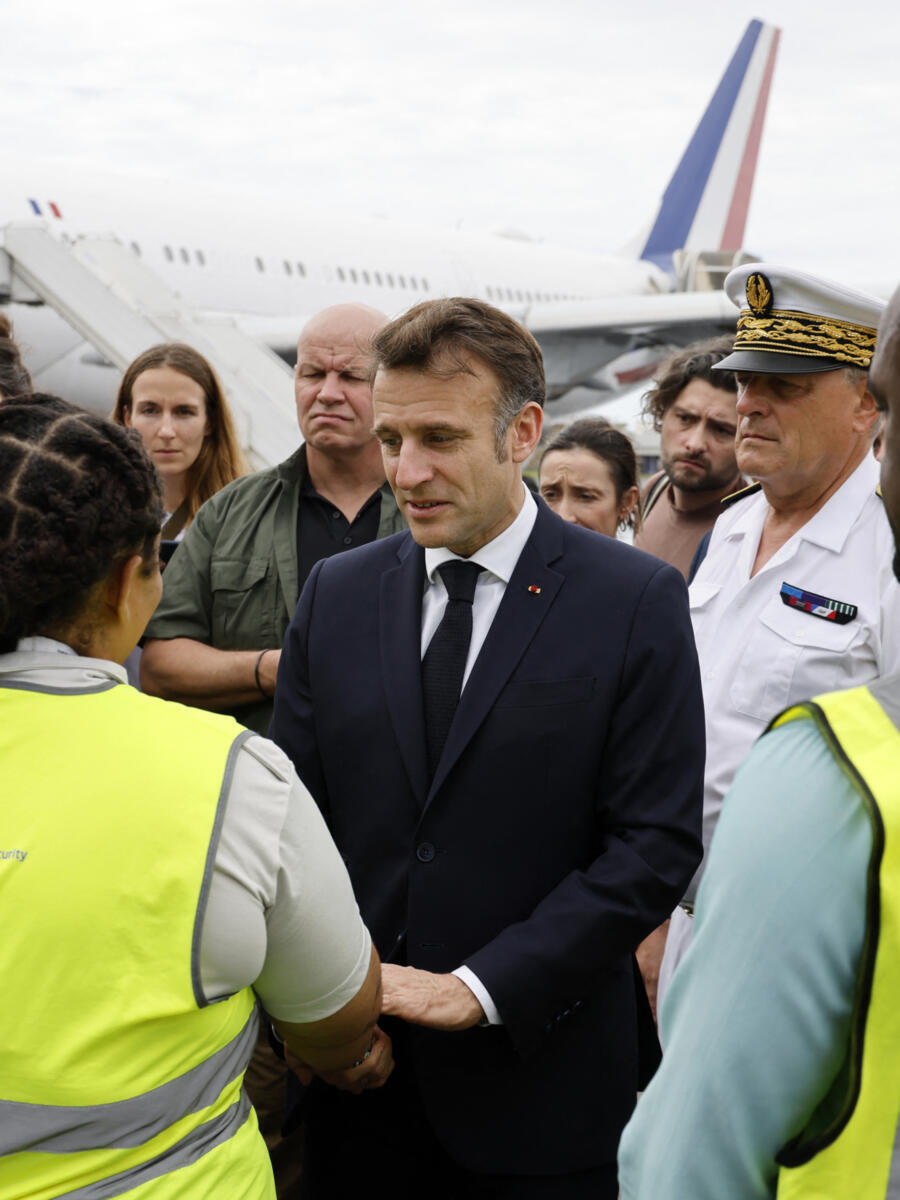 Arrivé à Mayotte, Emmanuel Macron "rend hommage à la force de résistance du peuple mahorais", quatre mois après le passage du cyclone Chido