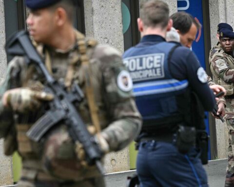 Attaque dans un lycée à Nantes : Bruno Retailleau et Elisabeth Borne se rendent sur place