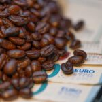 Cacao, café, sucre, vanille... Ces aliments importés en France à l'origine de la destruction de l'environnement et de l'exploitation des populations locales, selon une étude