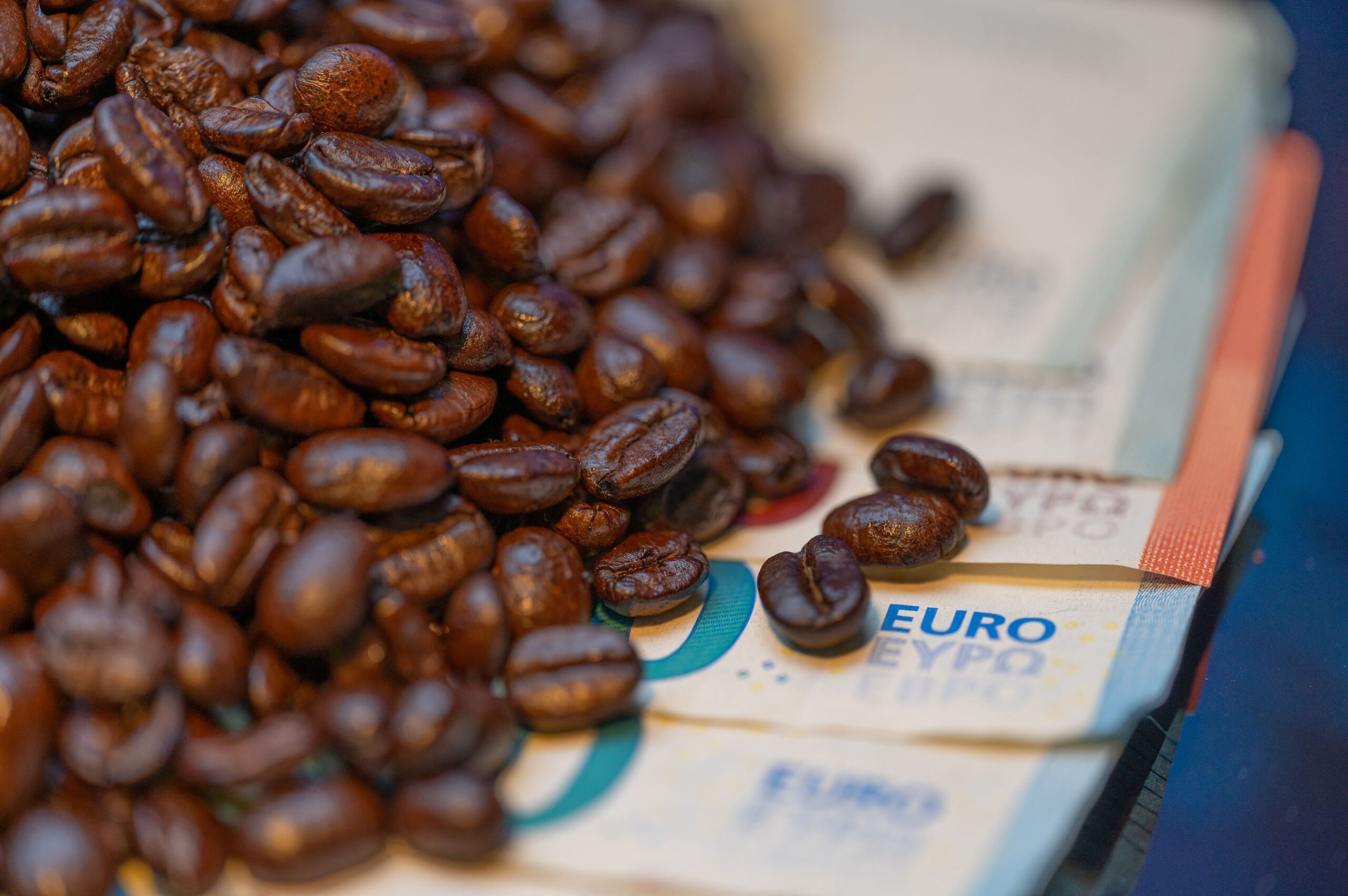 Cacao, café, sucre, vanille... Ces aliments importés en France à l'origine de la destruction de l'environnement et de l'exploitation des populations locales, selon une étude