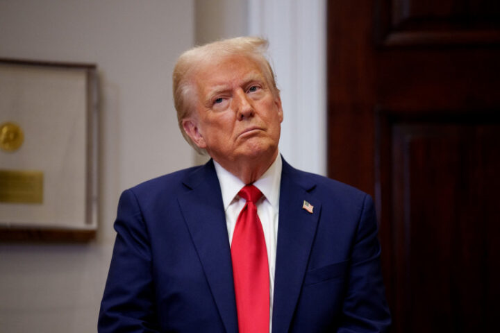 Donald Trump suspend pendant 90 jours les surtaxes douanières pour les pays visés, mais augmente à 125% celles ciblant la Chine