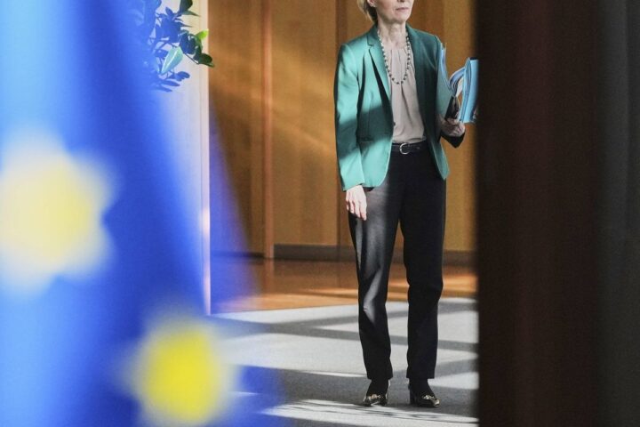 Droits de douane : face à Donald Trump, l'Union européenne affine sa stratégie, entre négociation et riposte "graduelle"