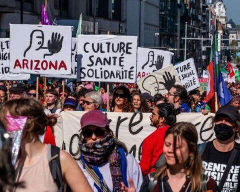 Grève nationale : « Le gouvernement doit reculer », la grogne de milliers de manifestants résonne partout en Belgique