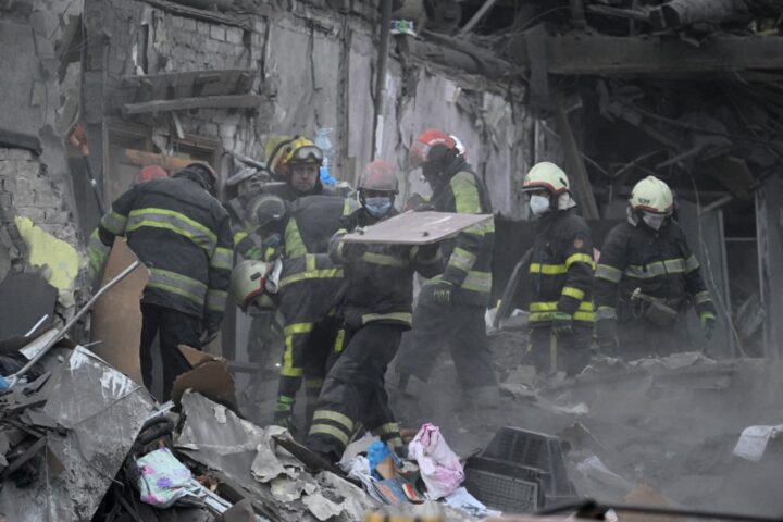 Guerre en Ukraine : les frappes russes doivent "cesser immédiatement et sans conditions", dit Volodymyr Zelensky