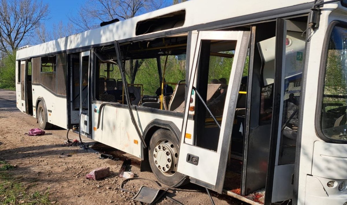 Guerre en Ukraine : une frappe de drone russe contre un bus fait neuf morts dans le sud-est du pays, selon le gouverneur local