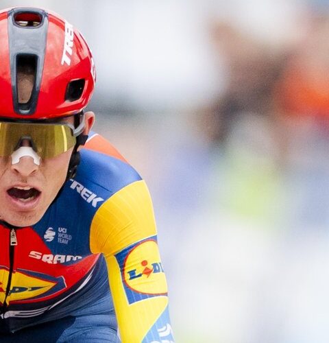 Impressionnante chute lors de la Flèche Wallonne : en sang, le cycliste Mattias Skjelmose est contraint d’abandonner la course