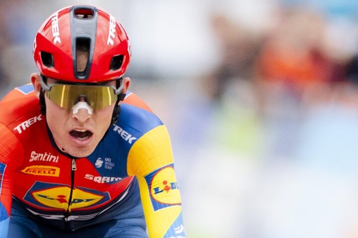 Impressionnante chute lors de la Flèche Wallonne : en sang, le cycliste Mattias Skjelmose est contraint d’abandonner la course