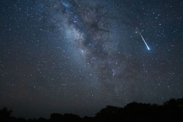Jusqu’à 10 météores par heure : comment profiter au maximum de la pluie d’étoiles filantes attendue dans la nuit de lundi à mardi