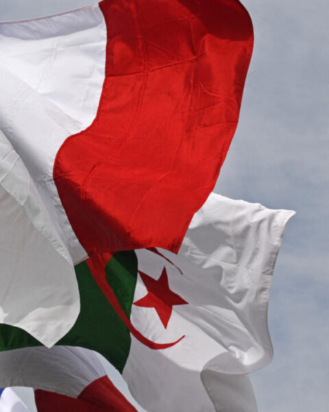L'Algérie annonce l'expulsion de 12 agents français, Paris prêt à des représailles