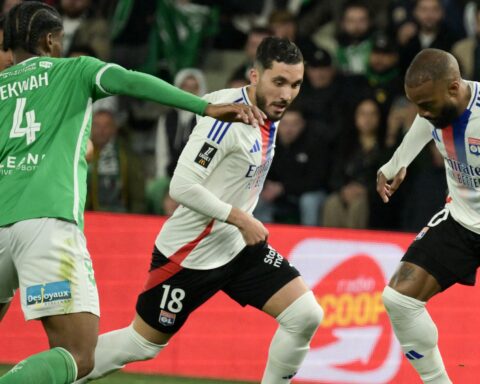 Ligue 1 : un individu interpellé après l'interruption du match Saint-Etienne-Lyon