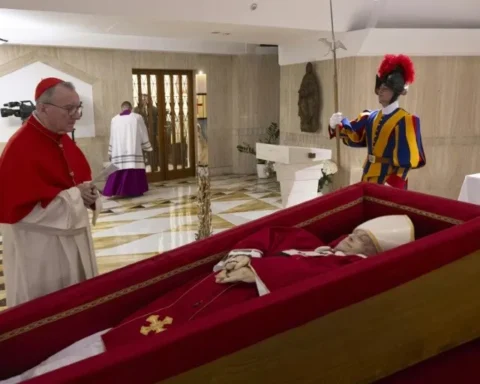 Mort du pape François : le cercueil est arrivé dans la basilique Saint-Pierre à l'issue d'une procession