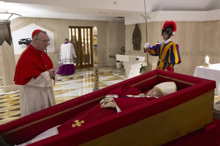 Mort du pape François : le cercueil est arrivé dans la basilique Saint-Pierre à l'issue d'une procession