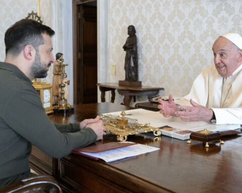 Mort du pape François : le président ukrainien, Volodymyr Zelensky, se rendra aux obsèques du pape François samedi, Vladimir Poutine ne fera pas le déplacement
