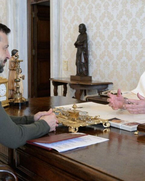 Mort du pape François : le président ukrainien, Volodymyr Zelensky, se rendra aux obsèques du pape François samedi, Vladimir Poutine ne fera pas le déplacement