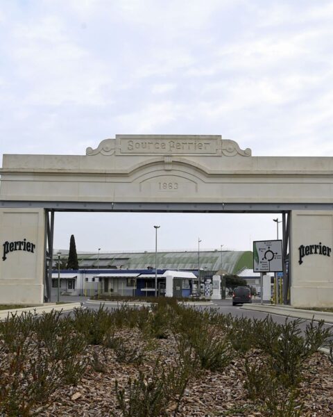 Nouvelles contaminations dans l’usine Perrier, les autorités sanitaires préconisent le retrait du label "eau minérale naturelle"