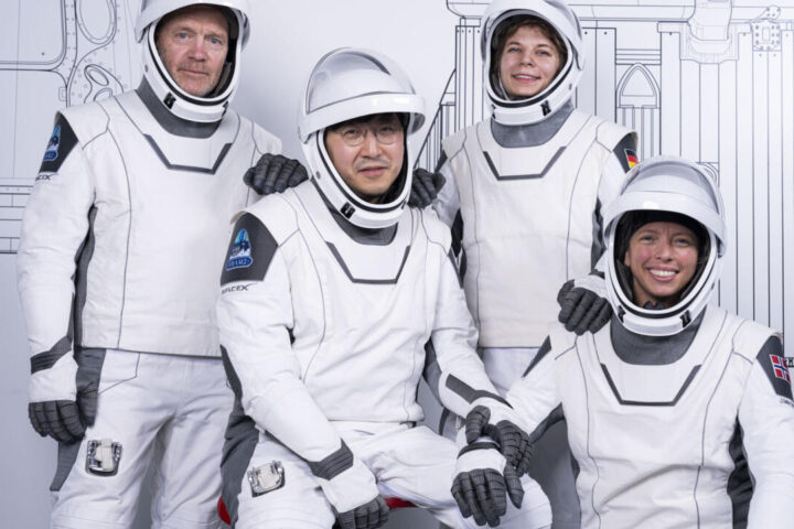 SpaceX lance la première mission spatiale habitée pour survoler les pôles de la Terre