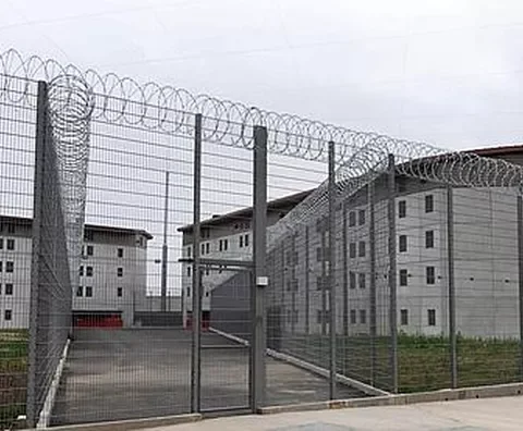 Véhicules incendiés, tags, tirs... Plusieurs prisons françaises visées par une "attaque coordonnée" dans la nuit