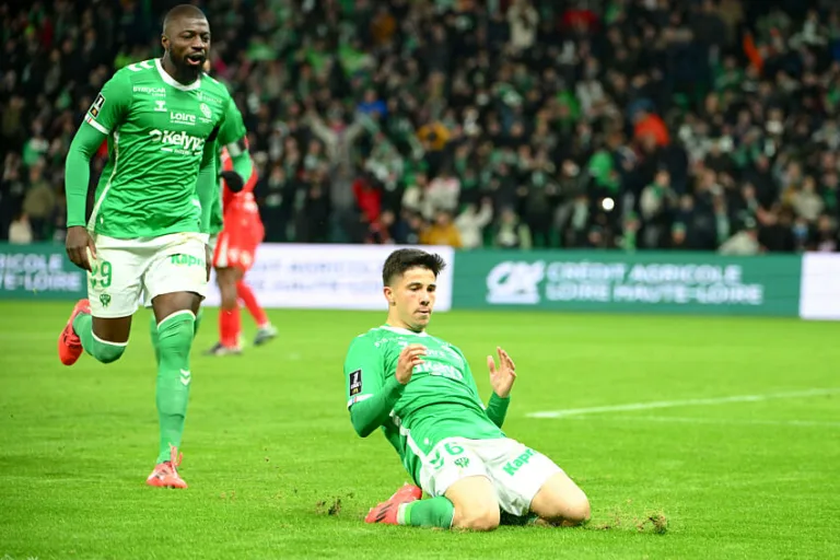 Victoire des Verts par chaos, Arsenal en balade, Piastri brille en F1: les infos sport du week-end