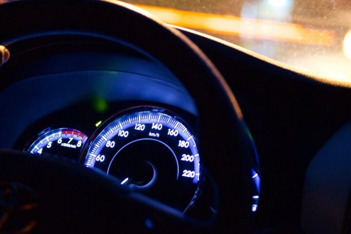 Vitesse à 150 km/h sur autoroute : bonne idée ou grosse erreur ? On veut votre avis !