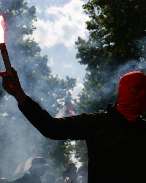 1er-Mai à Paris : 54 personnes en garde à vue, dont une suspectée d'avoir participé aux violences commises aux abords du stand du PS