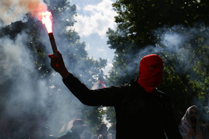 1er-Mai à Paris : 54 personnes en garde à vue, dont une suspectée d'avoir participé aux violences commises aux abords du stand du PS