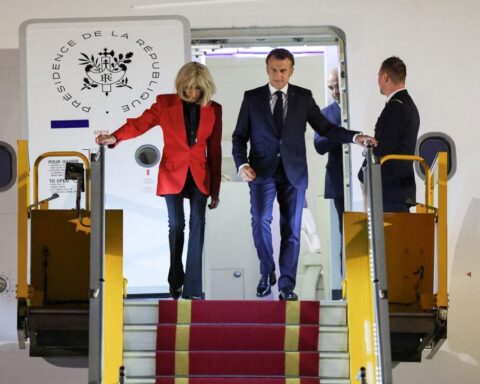 "C’était un moment où ils décompressaient" : l'Elysée donne sa version sur la vidéo qui montre un geste brusque entre Brigitte Macron et le président