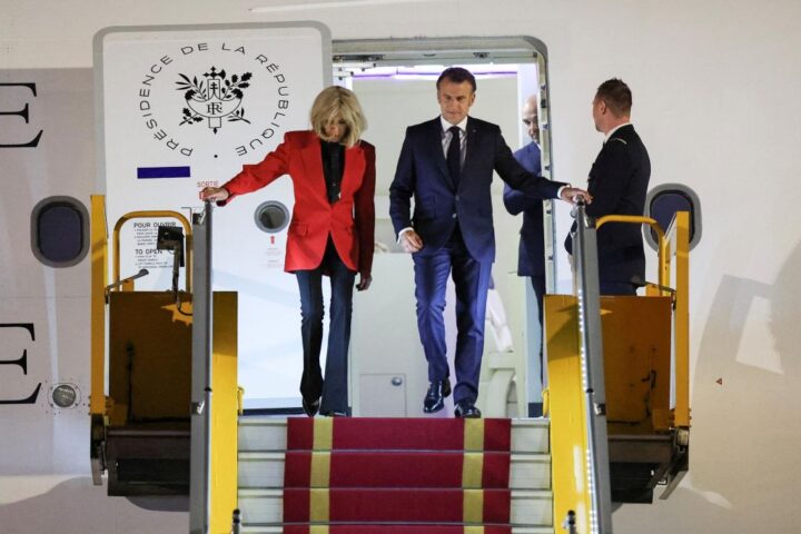 "C’était un moment où ils décompressaient" : l'Elysée donne sa version sur la vidéo qui montre un geste brusque entre Brigitte Macron et le président