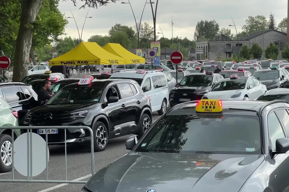 "Il faut nous écouter maintenant M. Bayrou" : plus de 800 taxis convergent vers Pau, la ville du Premier ministre