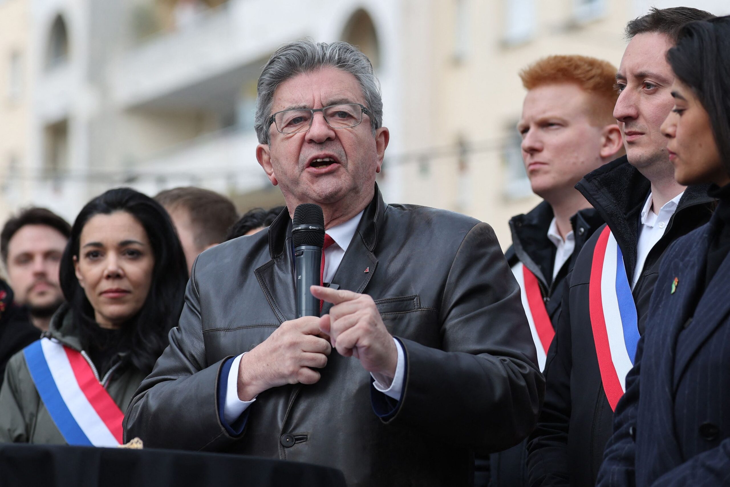 "Ils inventent plein de choses" : les militants de La France insoumise font bloc autour de Jean-Luc Mélenchon avant la publication d'un livre enquête