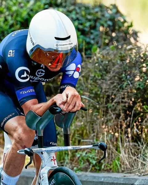 Giro 2025 : Joshua Tarling remporte la 2e étape, Primoz Roglic profite du contre-la-montre pour récupérer le maillot rose