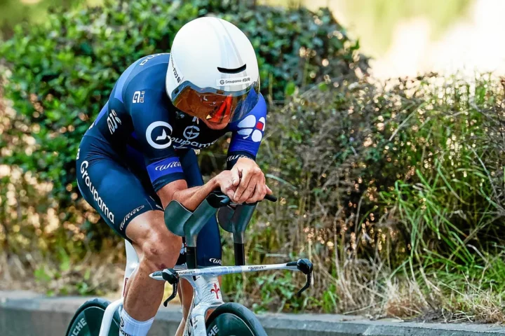 Giro 2025 : Joshua Tarling remporte la 2e étape, Primoz Roglic profite du contre-la-montre pour récupérer le maillot rose