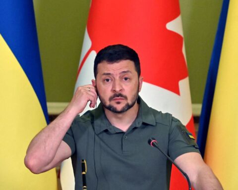 Guerre en Ukraine : Volodymyr Zelensky invite le pape dans son pays et demande "l'aide du Vatican" pour ramener les enfants déportés par la Russie