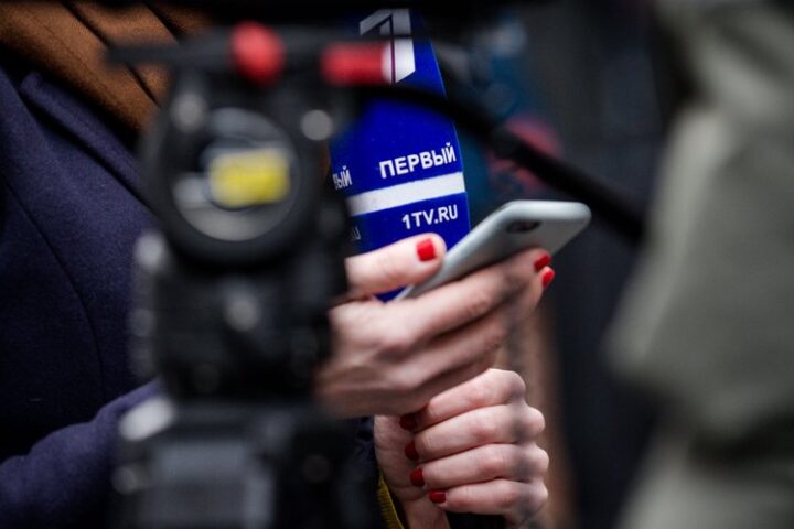Guerre en Ukraine : qui est Ekaterina Barabach, cette journaliste russe critique de l’invasion russe, exfiltrée en France ?